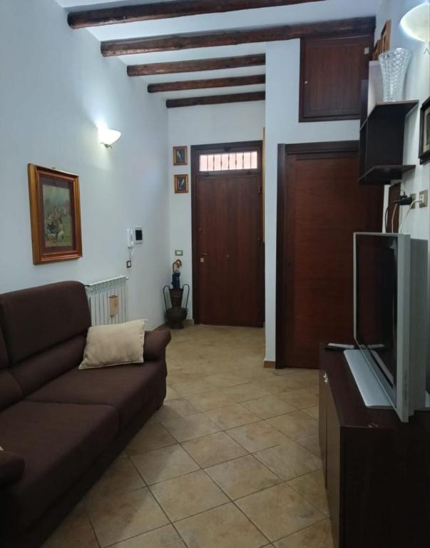 a living room with a couch and a tv at La Dimora di Gianna in Palermo