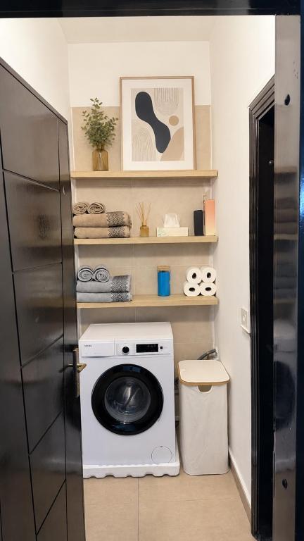 a washer and dryer in a small room at Étoile in Pointe-Noire
