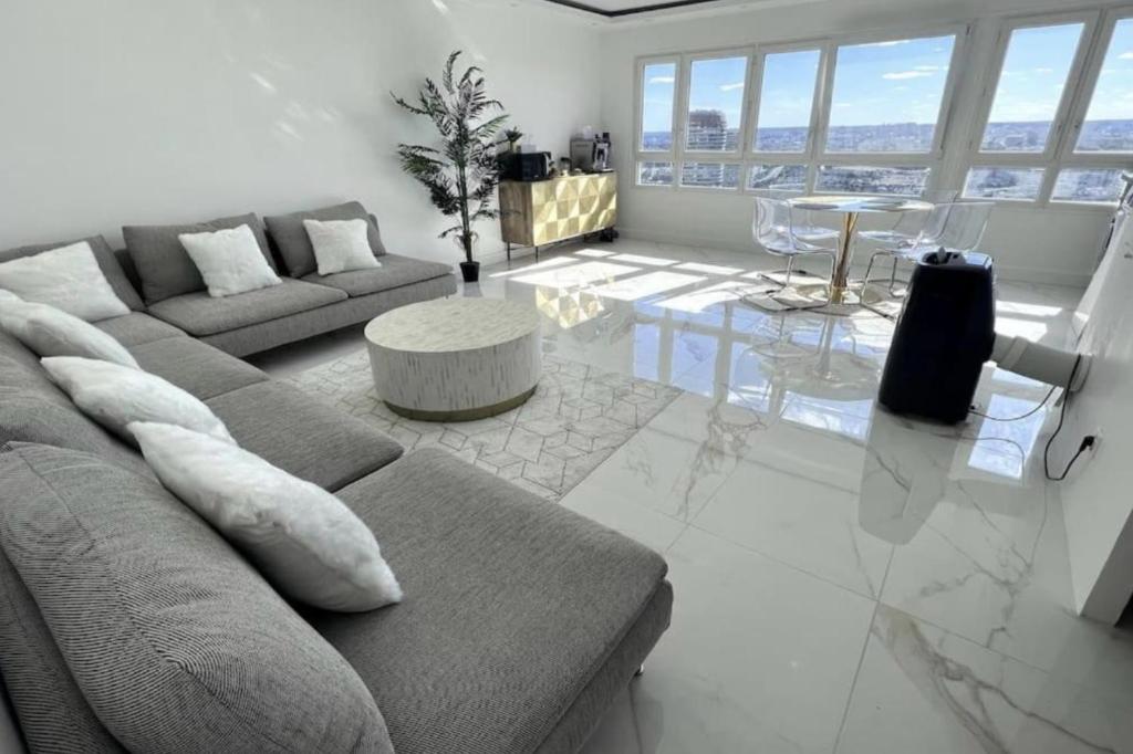 Nice Apartment with amazing view of Paris plus Parking