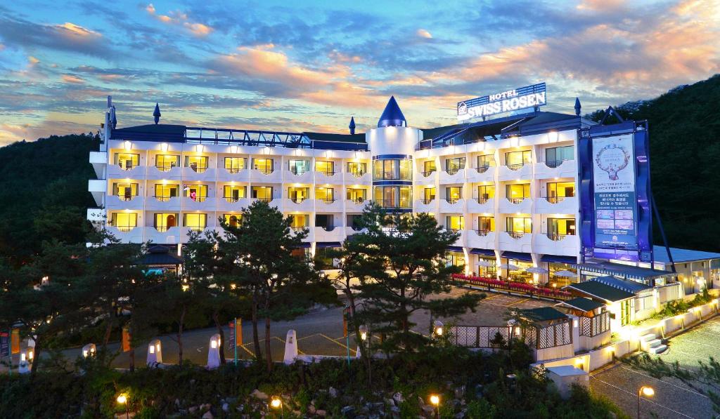 Nespecifikovaný výhled na hory nebo výhled na hory při pohledu z hotelu