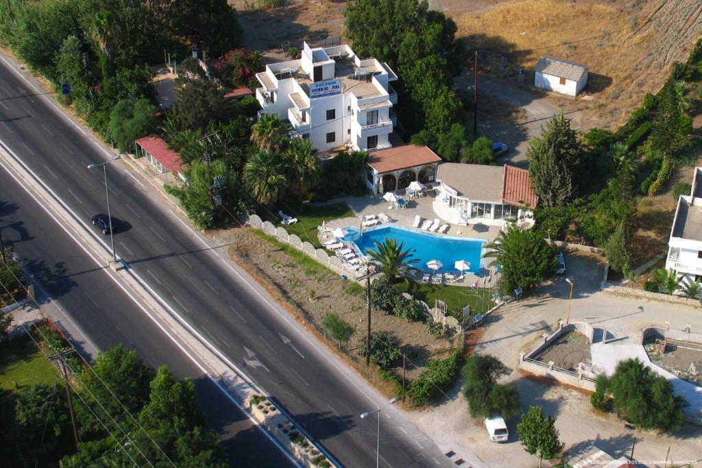 una vista aérea de una casa y una carretera en Dolphin Apartments, en Faliraki