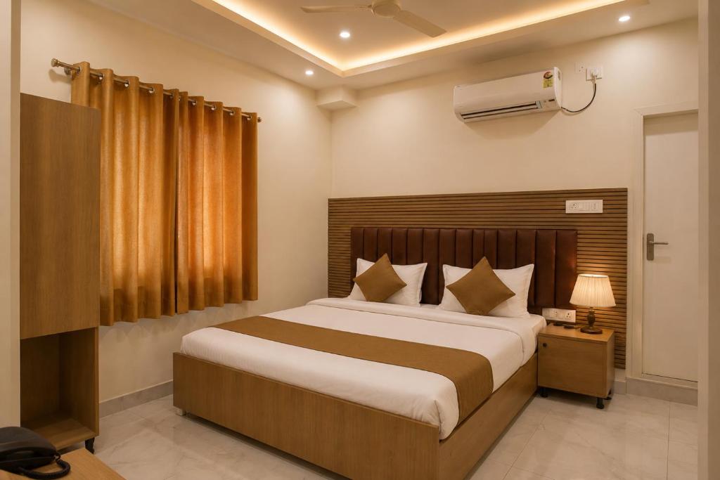 a bedroom with a large bed in a room at Hotel Vaarahi Chanda Nagar, Near Hitech City in Hyderabad