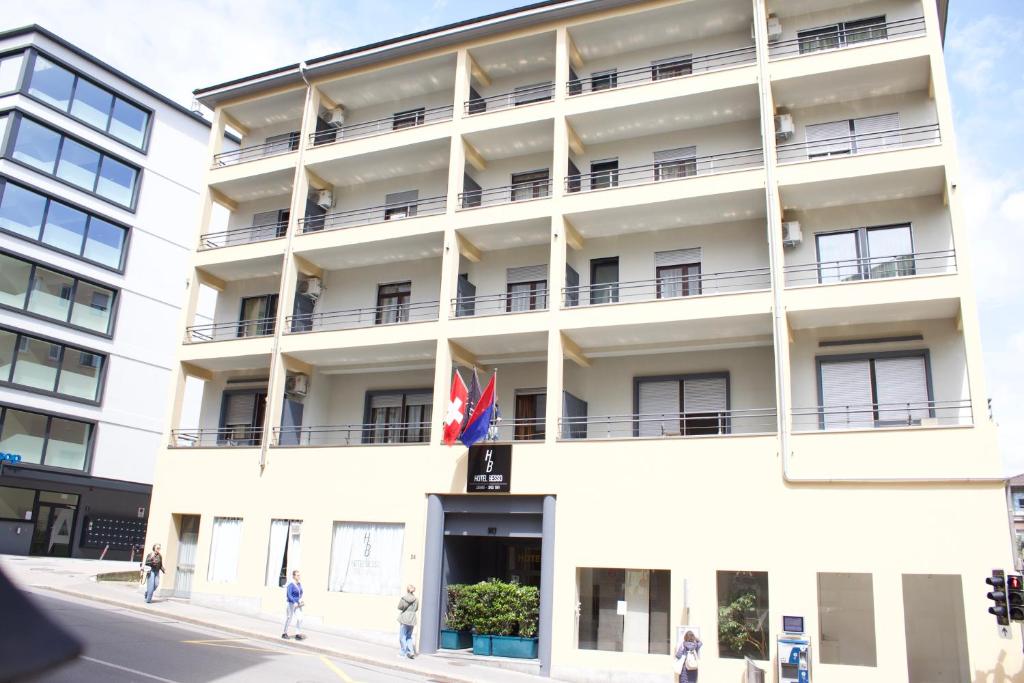 zdjęcie frontu białego budynku w obiekcie HB Lugano w mieście Lugano