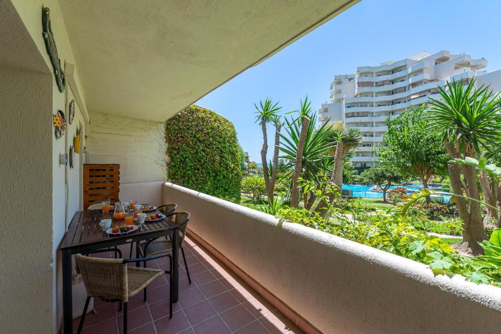 797 Holiday Rentals- Precioso piso con vistas al jardin en Benalbeach