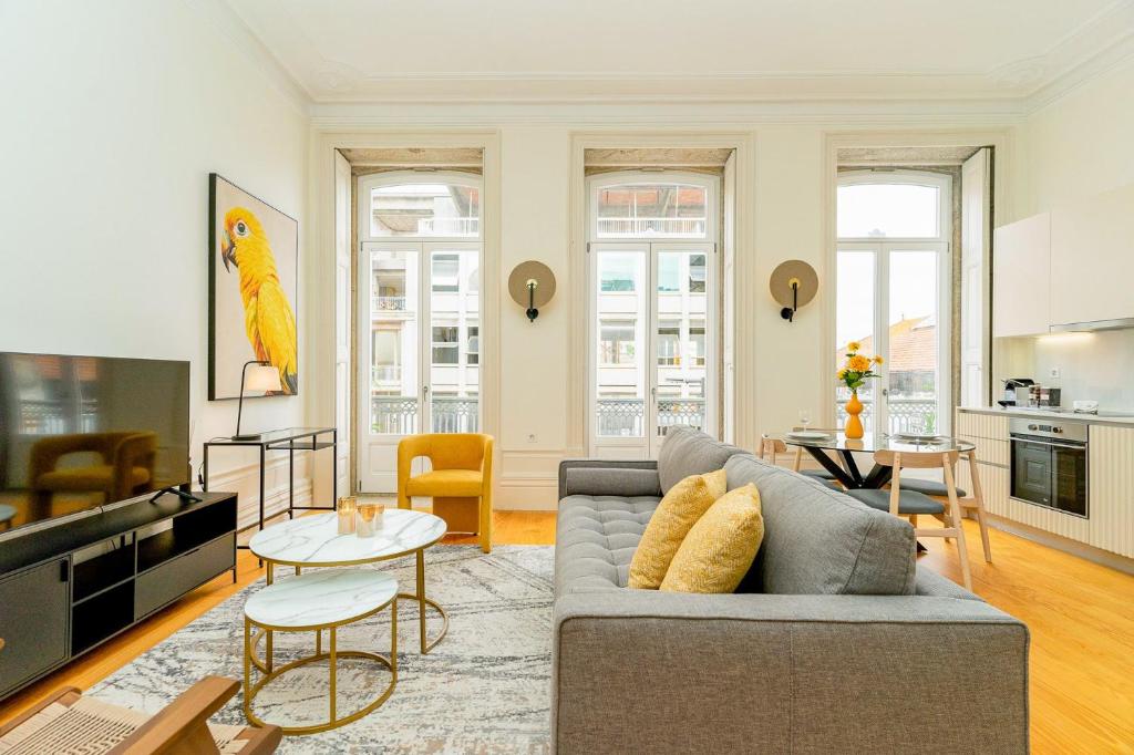 Loft with balcony and a gorgeous classic ceiling