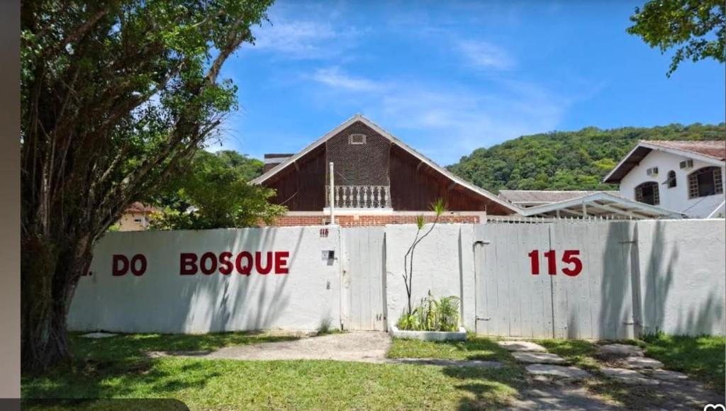 a white fence with the words do excuses painted on it at Nova Perola de Guaruja in Guarujá