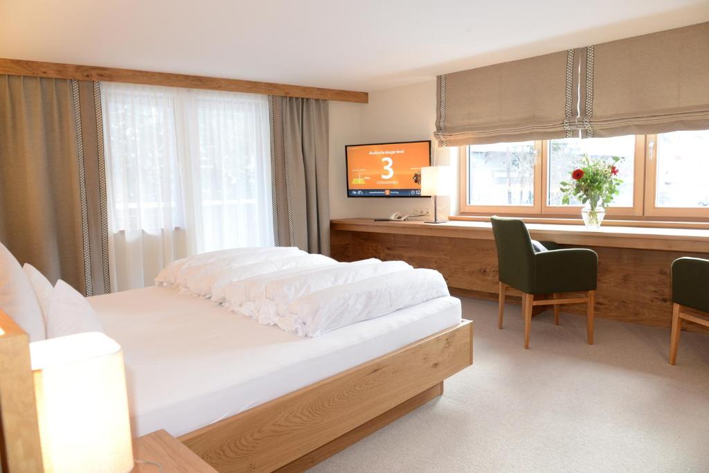 TV a/nebo společenská místnost v ubytování "Quality Hosts Arlberg" Hotel Garni Mössmer