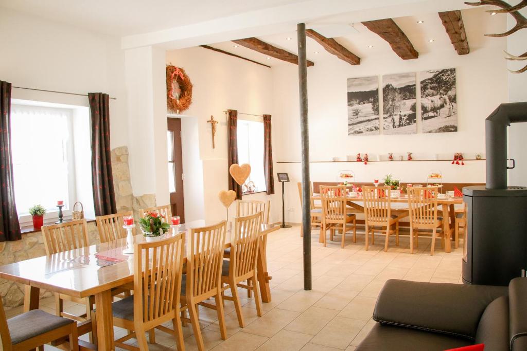 a dining room with a table and chairs at Ferienhaus Alb-Traum in Hayingen