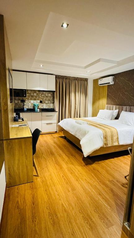 ein Schlafzimmer mit einem großen Bett und eine Küche in der Unterkunft Haus in Enugu