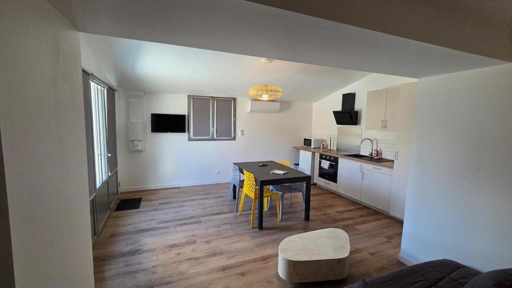 a kitchen and dining room with a table and chairs at Maison bord de Loire Logement A in Saint-Rémy-la-Varenne