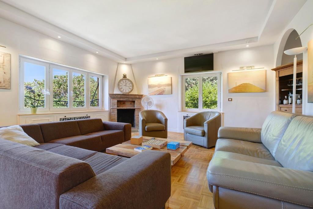 a living room with two couches and a fireplace at Villa Rêve d'Azur in Grasse