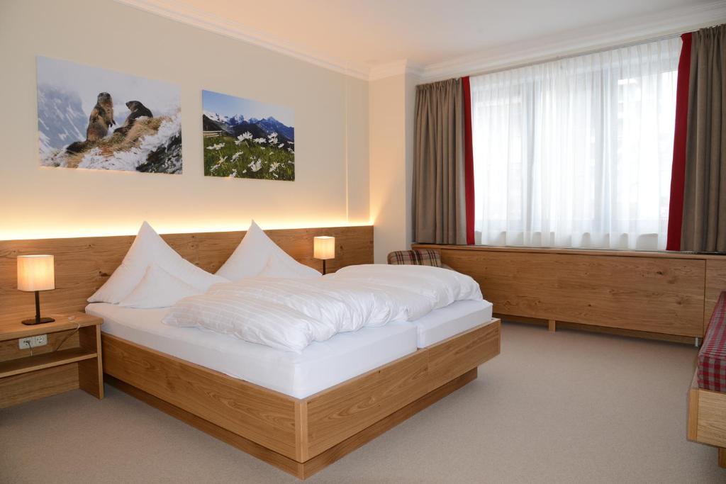 Postel nebo postele na pokoji v ubytování "Quality Hosts Arlberg" Hotel Garni Mössmer