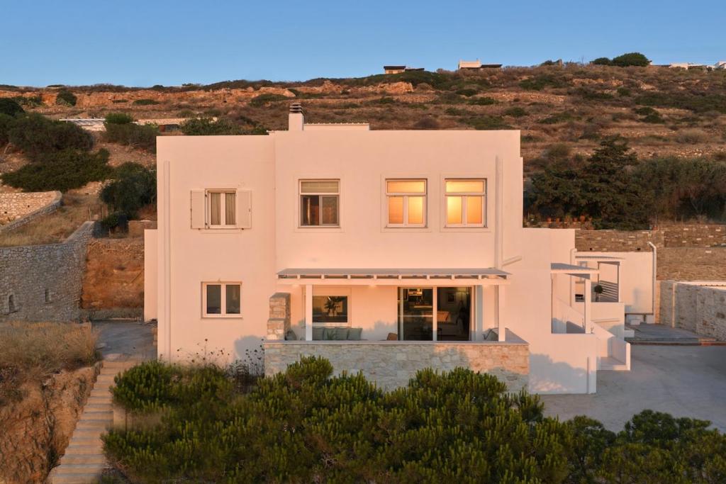 a house in the middle of a desert at Sunset Rocks Residence in Parasporos
