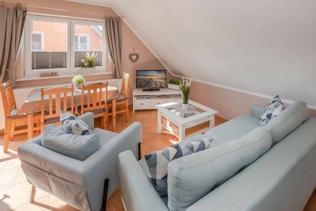 a living room with a couch and a dining room at Ferienwohnung Thurbruch in Zirchow