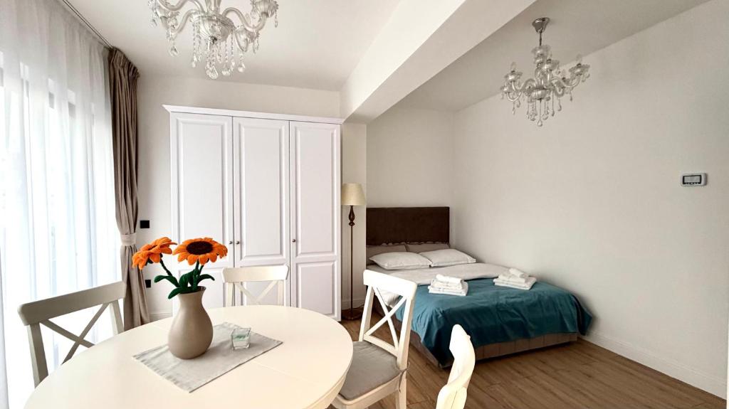 a small room with a table and a bed at DREAM HOUSE Apartaments in Bistriţa