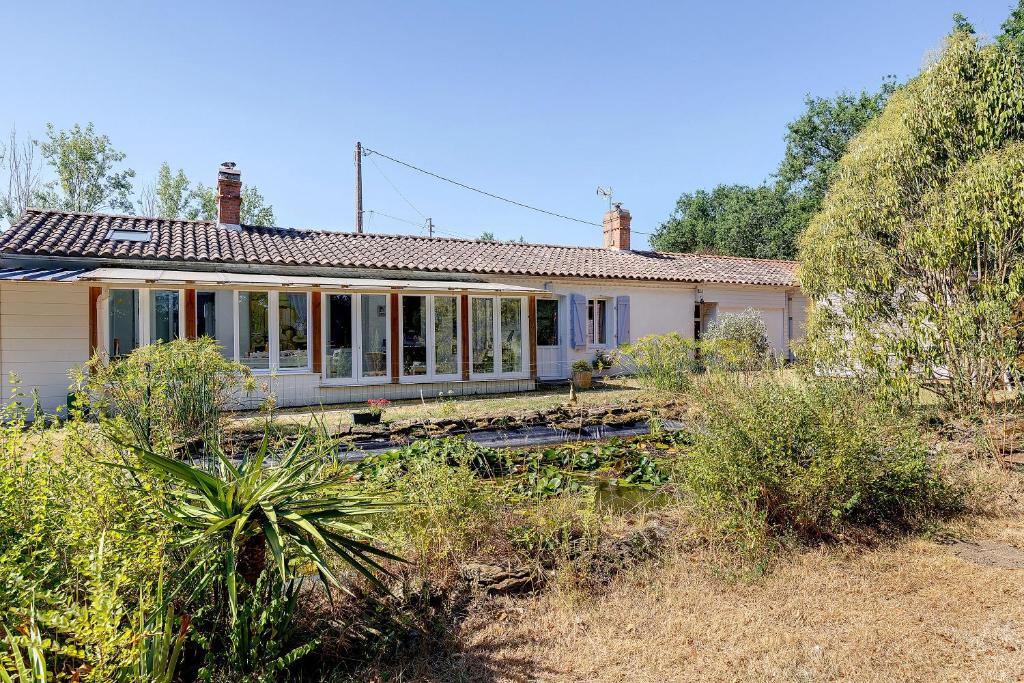 a house in the middle of a field at Maison d'hôtes Au Cocon de Verdure in Châteauneuf
