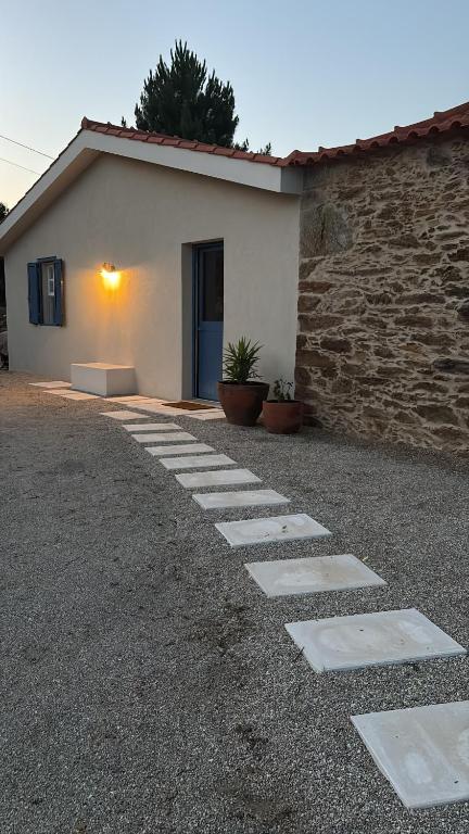 a stone pathway in front of a building at Casa da Rigueira in Moreira do Lima