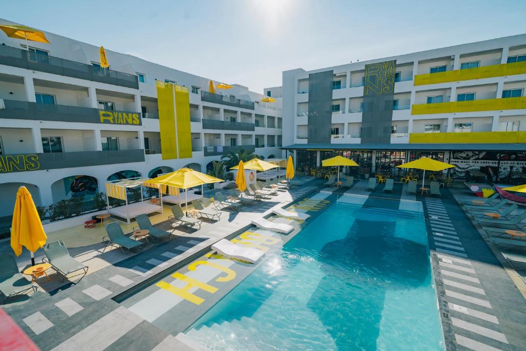 Swimmingpoolen hos eller tæt på Ryans Lolas Ibiza - Adults Only