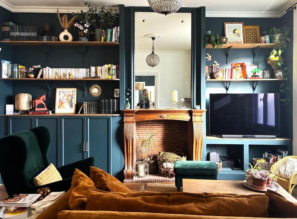 a living room with a couch and a television at Maison Familiale in Reugny