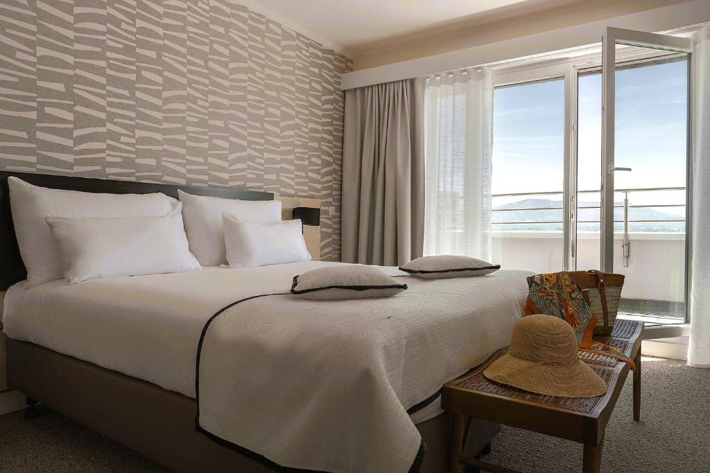 Everness Hotel & Resort - Apartment With Lake View