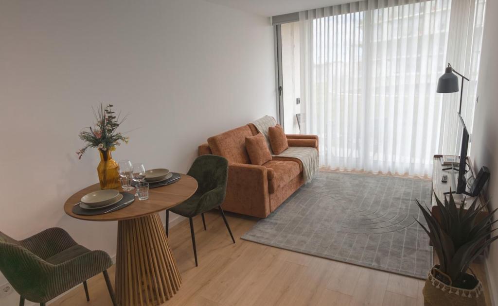 Flat with garage and balcony with view to a garden