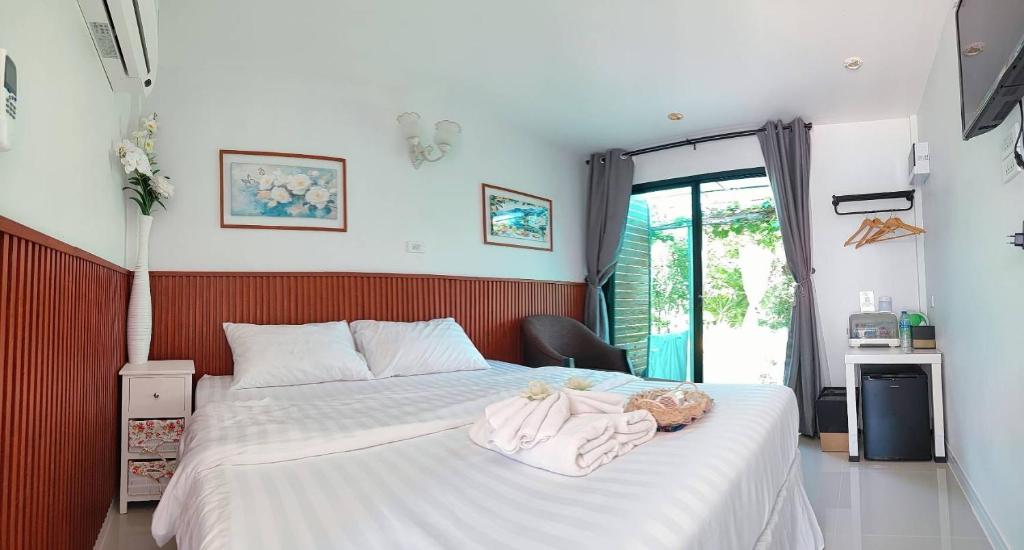 a bedroom with a bed with a towel on it at รักเขาแอนด์บ้านมุง in Ban Mung
