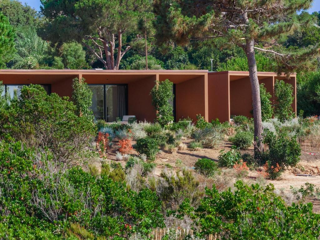 a house with a garden in front of it at La maison de simon in Pietrosella