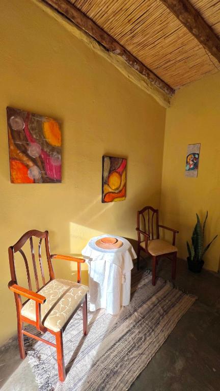 a room with two chairs and a table and a table and chairs at Casa Manuel in Tinogasta