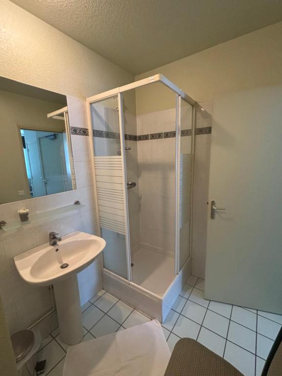 a bathroom with a shower and a sink at Hôtel Bar Restaurant La Terrasse in Larche