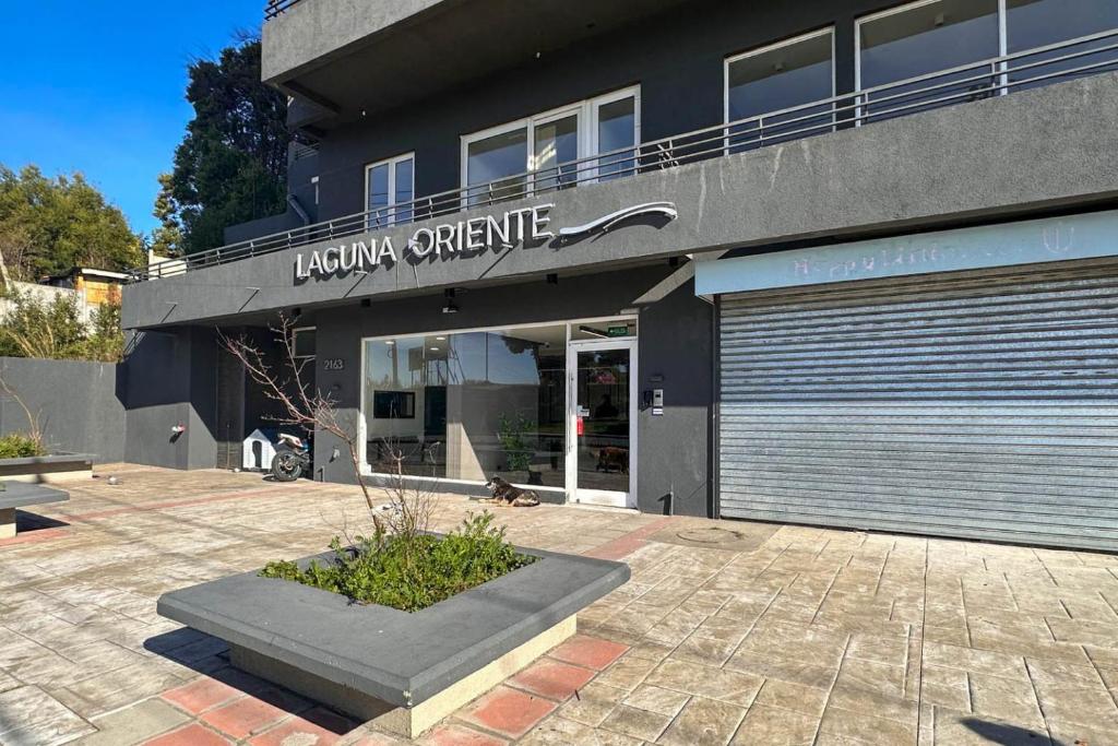 a building with a parking lot with a garage at Vista Laguna Oriente By Andes Plus in Concepción