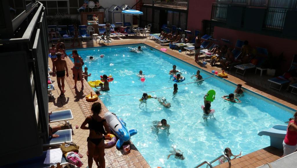 un gruppo di persone in piscina di Hotel Christian a Rimini