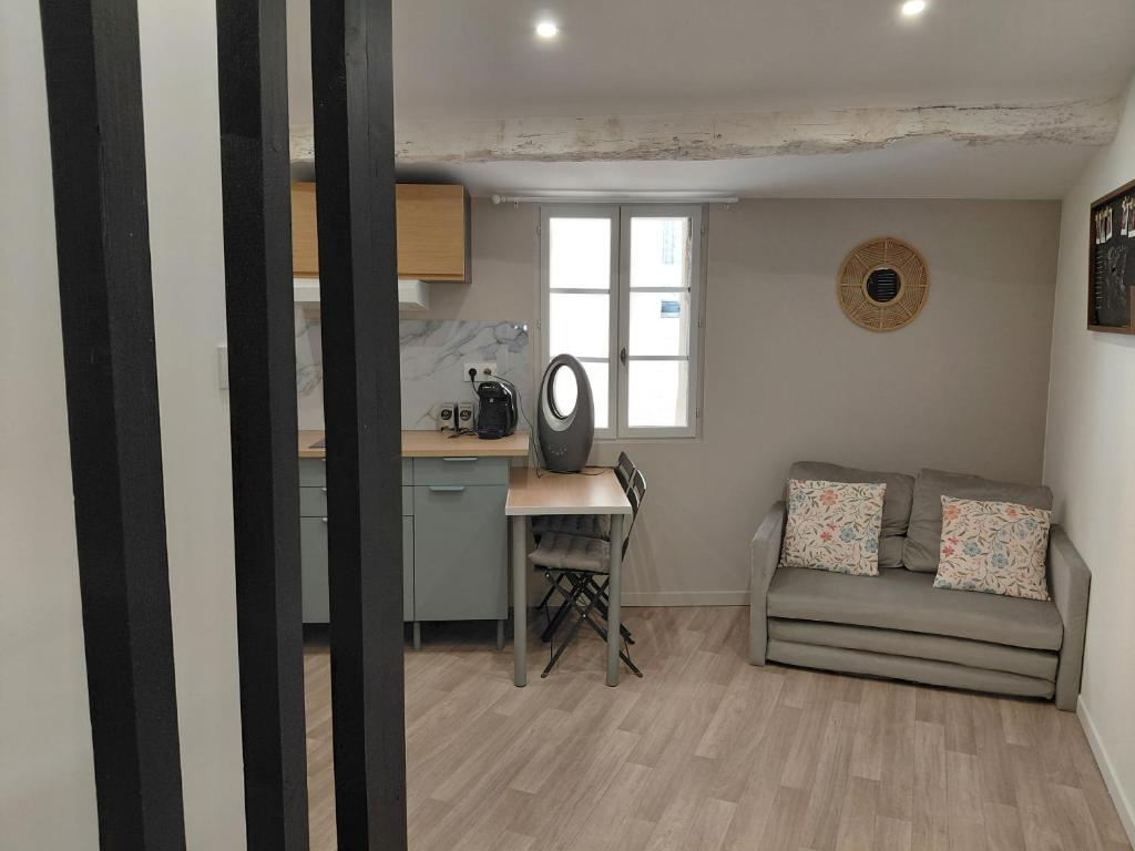a kitchen with a desk and a chair in a room at Studio le 174 in Mazan