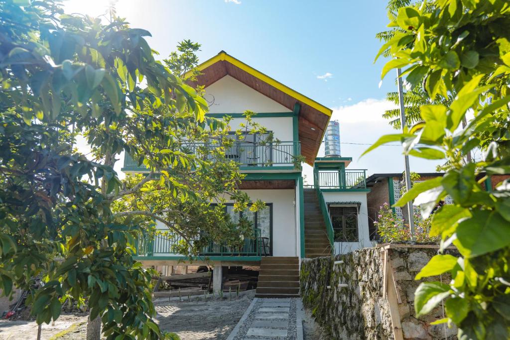 a house with a balcony on top of it at Balian Jus in Tuktuk Siadong
