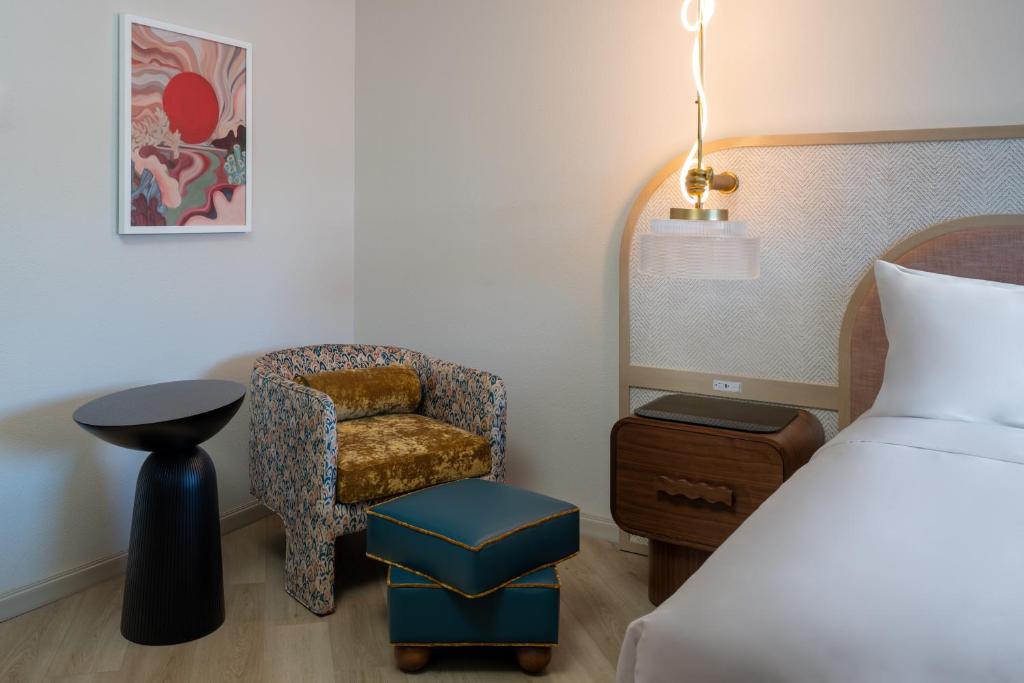 Postcard Inn On The Beach - 