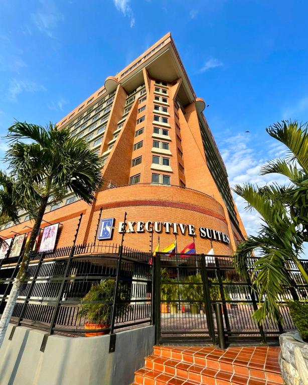 a large building with a sign for the executive clinic at EXECUTIVE SUITES VALENCIA-Venezuela in Valencia