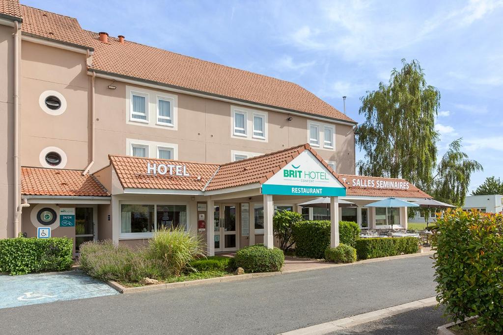 a hotel with a sign that reads hotel and cafe at BRIT HOTEL Confort CAMBRAI in Cambrai