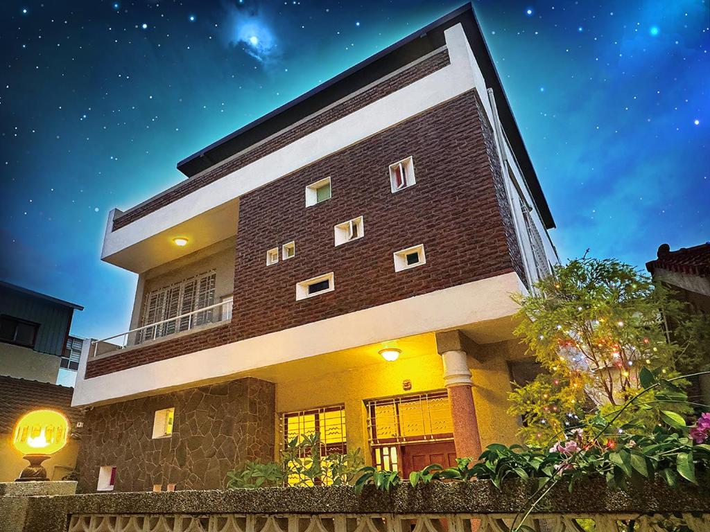 a large brick building at night at 朗香洋房 台南安平民宿2-12人包棟 in Tainan
