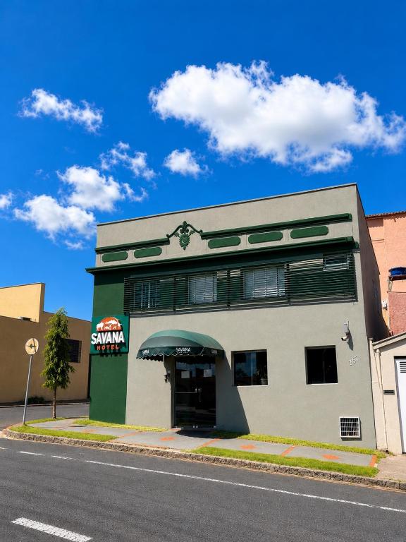 a building on the corner of a street at Hotel Savana in Olímpia