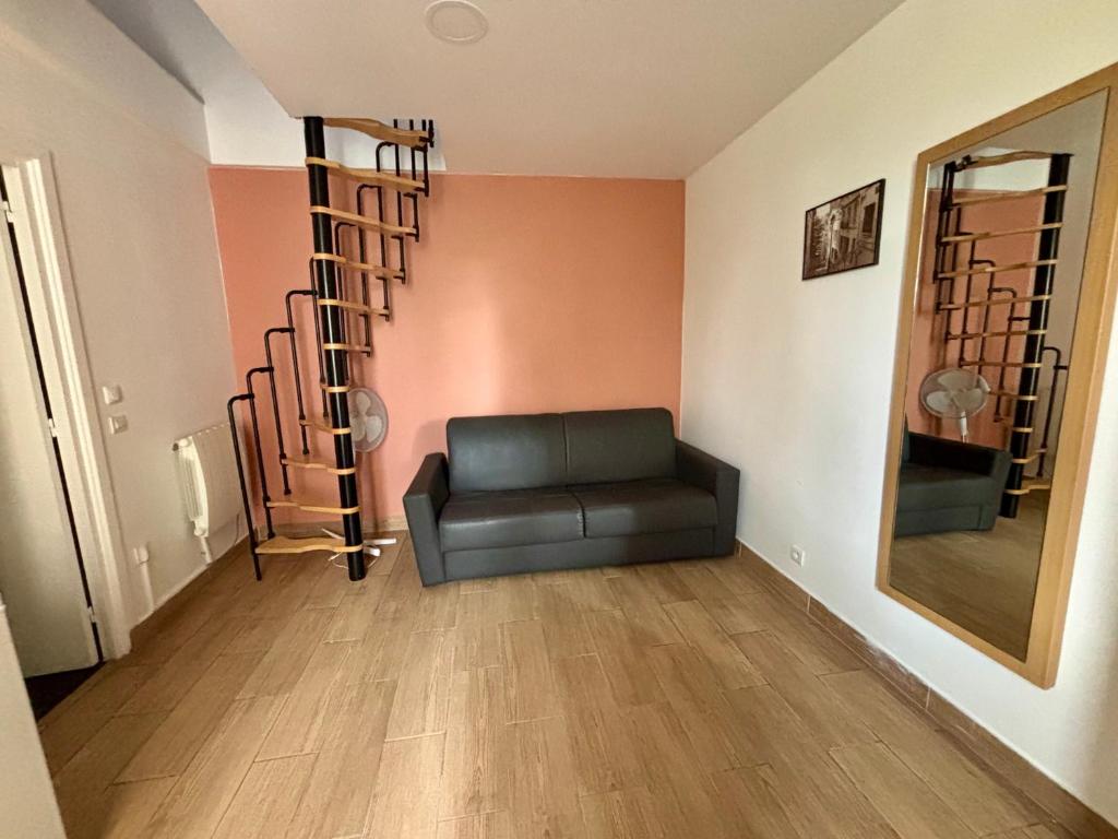 a living room with a couch and a shelf at Duplex moderne & calme à Malakoff in Malakoff