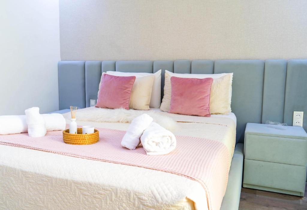 a bed with towels and candles on top of it at Apartamento moderno en Tanger in Tangier