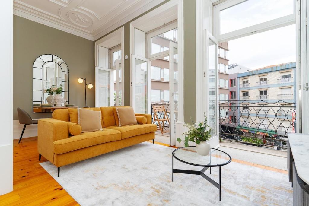 Loft with private balcony and a classic ceiling