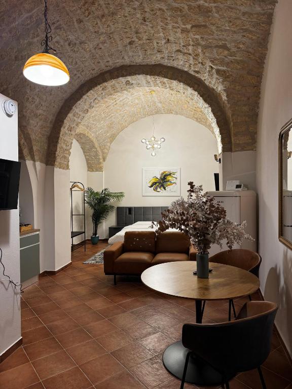 ein Wohnzimmer mit Sofa und Tisch in der Unterkunft Residence Sciara Sciat in Foggia