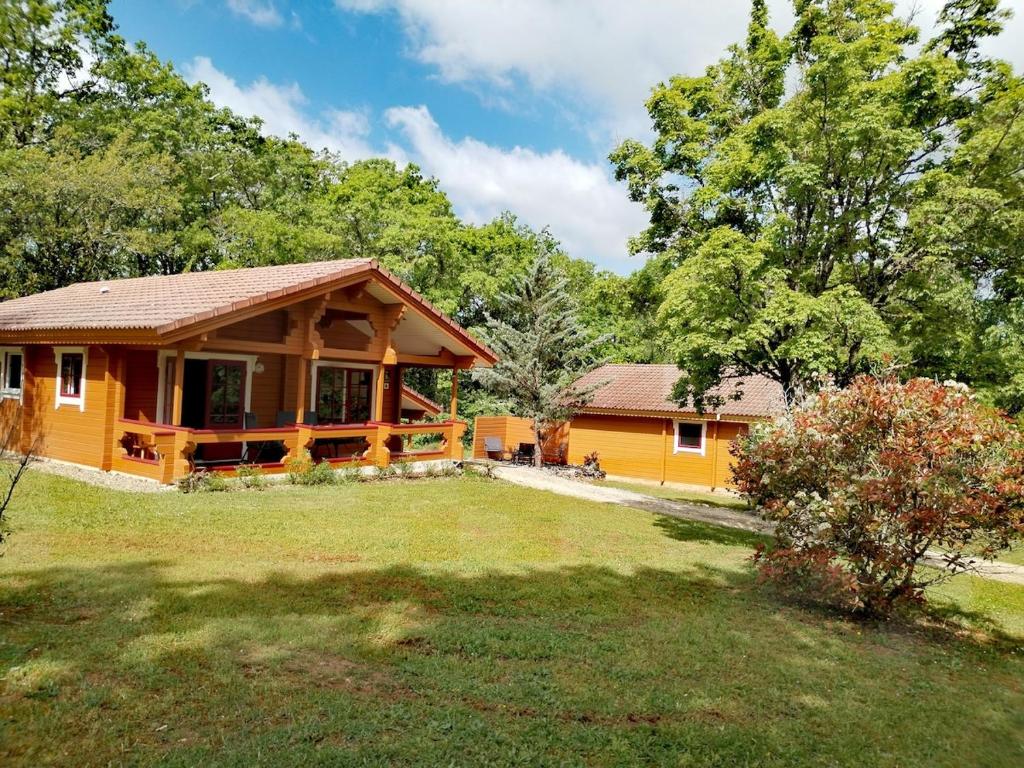 a yellow house with a yard in front of it at Chalet Chez Jeannot, N6 in Mauroux