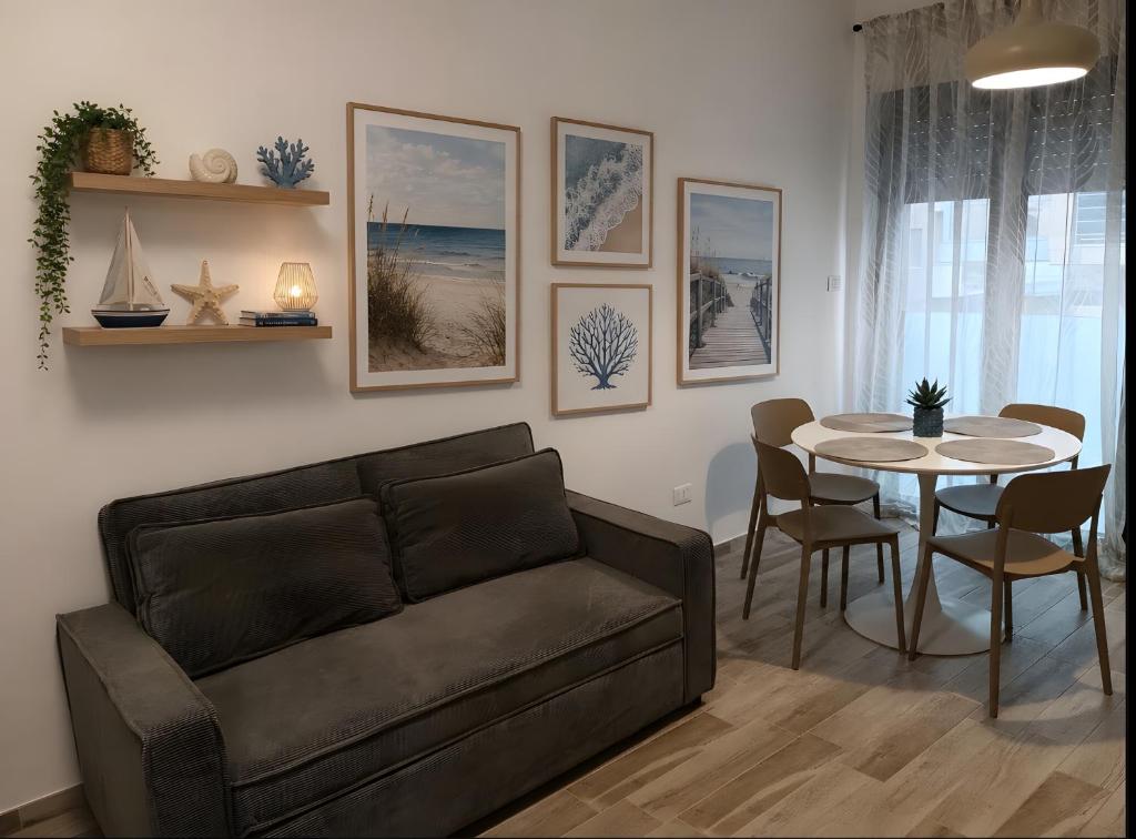 a living room with a couch and a table at La Maison de Roland in Pescara