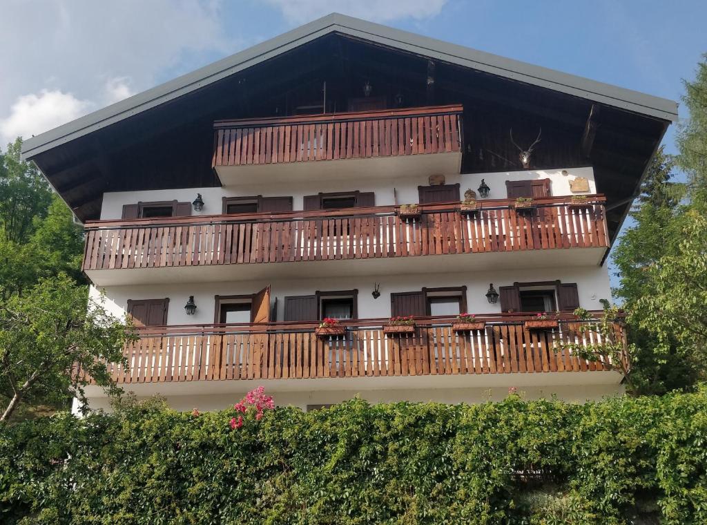 a building with a balcony with wooden decks at La Casa dei Cervi a Vinigo in Vodo Cadore