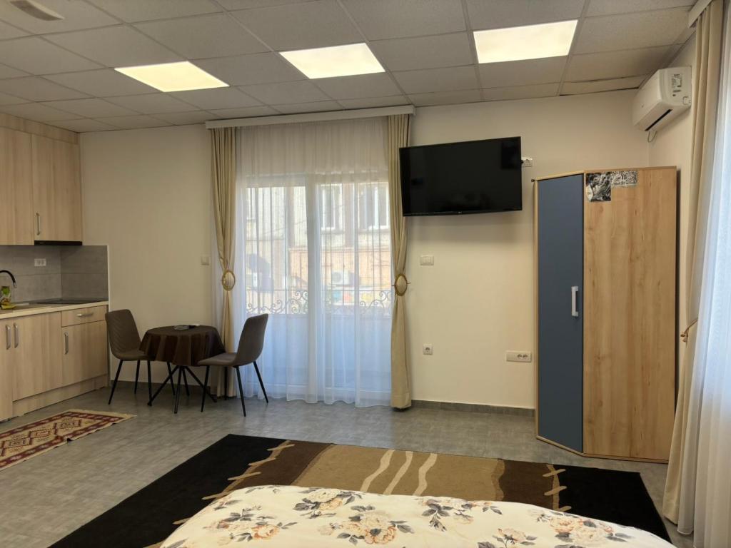 a room with a kitchen and a room with a refrigerator at Apartmani Rosa in Rača
