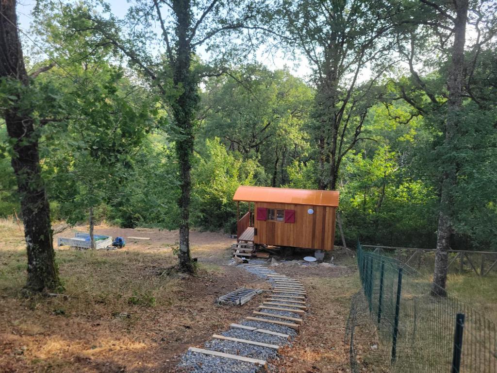 a tiny house in the middle of a forest at Roulotte à figeac in Figeac