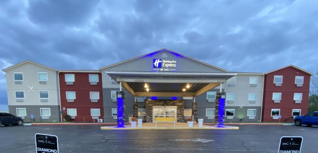 a front view of a hotel with a parking lot at Holiday Inn Express Bluffton by IHG in Bluffton