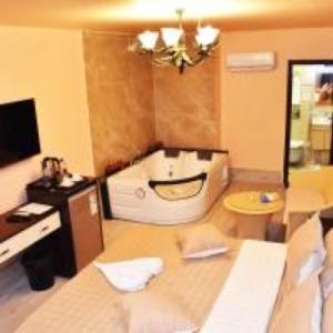a large bathroom with a bath tub in a room at AL NAHAR AL KHALEd in Aqaba