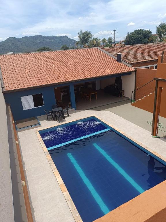 a swimming pool in front of a house at Casa com piscina e vista in São Pedro
